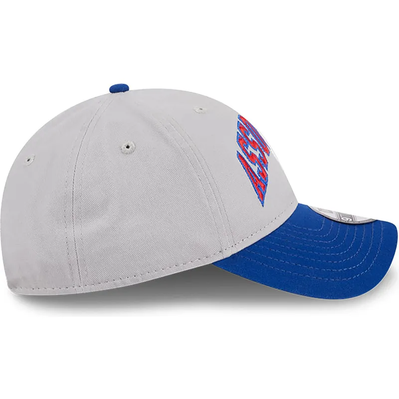 graue-und-blaue-verstellbare-curved-cap-9twenty-tip-off-2023-von-nba-von-new-era