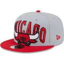 cappello-piatto-grigio-e-rosso-snapback-9fifty-tip-off-2023-dei-chicago-bulls-nba-di-new-era