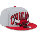 cappello-piatto-grigio-e-rosso-snapback-9fifty-tip-off-2023-dei-chicago-bulls-nba-di-new-era