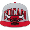 cappello-piatto-grigio-e-rosso-snapback-9fifty-tip-off-2023-dei-chicago-bulls-nba-di-new-era
