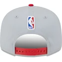 casquette-plate-grise-et-rouge-snapback-9fifty-tip-off-2023-chicago-bulls-nba-new-era