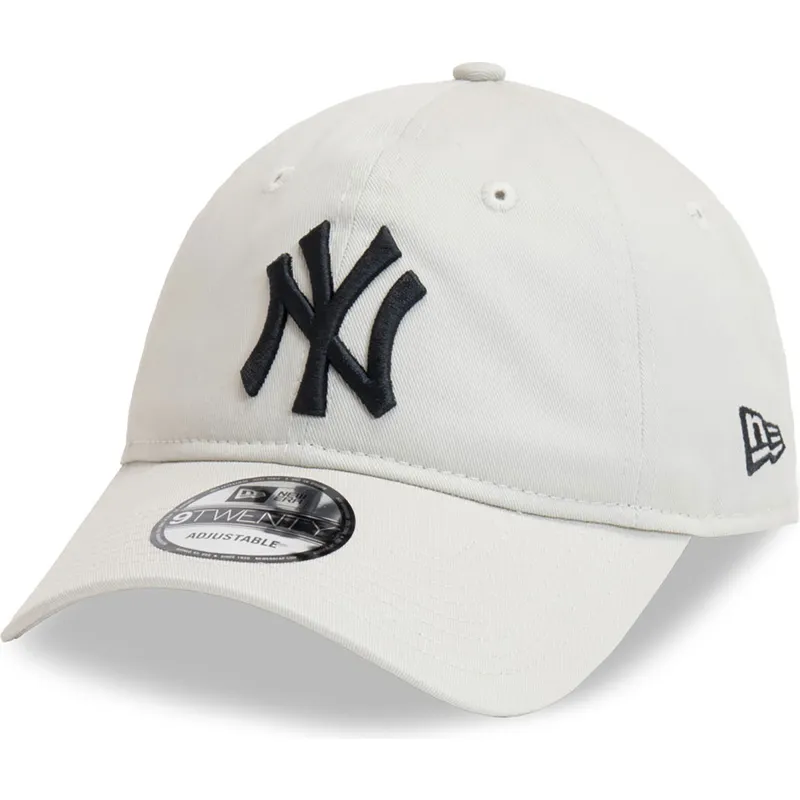 beige-justerbar-buet-kasket-med-sort-logo-9twenty-league-essential-fra-new-york-yankees-mlb-af-new-era