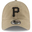 lysebrun-justerbar-kurvet-kasket-med-sort-logo-9twenty-core-classic-fra-pittsburgh-pirates-mlb-fra-new-era
