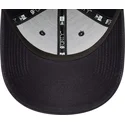 morkebla-snapback-9forty-essential-kasket-med-buet-skygge-fra-red-bull-racing-formula-1-fra-new-era