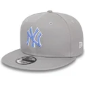 gorra-plana-gris-snapback-con-logo-azul-9fifty-outline-de-new-york-yankees-mlb-de-new-era