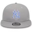 new-era-flat-brim-blue-logo-9fifty-outline-new-york-yankees-mlb-grey-snapback-cap