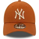 gorra-curva-marron-ajustable-con-logo-beige-9forty-league-essential-de-new-york-yankees-mlb-de-new-era