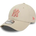 beige-justerbar-9forty-team-outline-kasket-med-buet-skygge-fra-new-york-yankees-mlb-fra-new-era