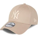 bezowa-regulowana-czapka-z-zakrzywionym-daszkiem-z-bezowym-logo-9forty-league-essential-new-york-yankees-mlb-new-era