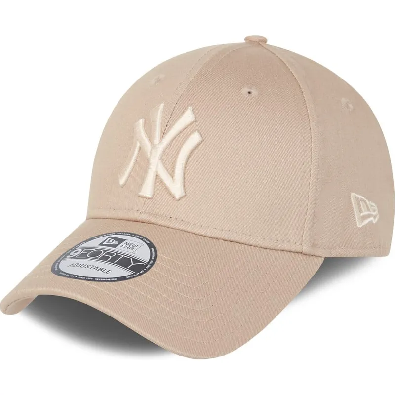 buet-beige-justerbar-kasket-med-beige-logo-9forty-league-essential-fra-new-york-yankees-mlb-fra-new-era