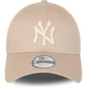 beige-justerbar-buet-kasket-med-beige-logo-9forty-league-essential-fra-new-york-yankees-mlb-fra-new-era