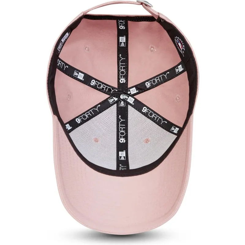 lyserod-justerbar-curved-kasket-med-hvidt-logo-9forty-league-essential-fra-new-york-yankees-mlb-fra-new-era