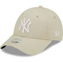 verstellbare-beige-damenkappe-mit-gebogenem-schirm-9forty-league-essential-der-new-york-yankees-mlb-von-new-era