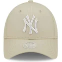 verstellbare-beige-damenkappe-mit-gebogenem-schirm-9forty-league-essential-der-new-york-yankees-mlb-von-new-era