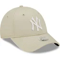 verstellbare-beige-damenkappe-mit-gebogenem-schirm-9forty-league-essential-der-new-york-yankees-mlb-von-new-era
