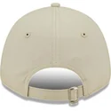 verstellbare-beige-damenkappe-mit-gebogenem-schirm-9forty-league-essential-der-new-york-yankees-mlb-von-new-era