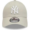 bezowa-czapka-z-zakrzywionym-daszkiem-regulowana-9twenty-league-essential-new-york-yankees-mlb-od-new-era
