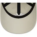 bezowa-czapka-z-zakrzywionym-daszkiem-regulowana-9twenty-league-essential-new-york-yankees-mlb-od-new-era