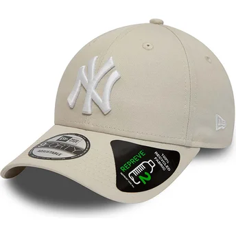 Petten gebogen beige verstelbare band 9FORTY REPREVE League Essential van New York Yankees MLB van New Era
