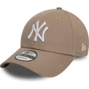 cappellino-curvo-marrone-chiaro-regolabile-9forty-league-essential-dei-new-york-yankees-mlb-di-new-era
