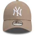 lysebrun-justerbar-kurvet-kasket-9forty-league-essential-fra-new-york-yankees-mlb-fra-new-era
