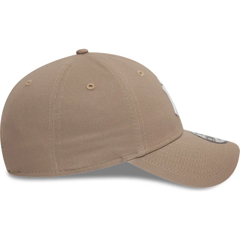 lysebrun-justerbar-kurvet-kasket-9forty-league-essential-fra-new-york-yankees-mlb-fra-new-era