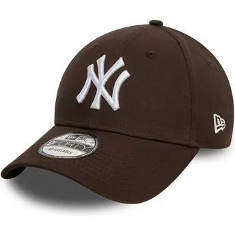 Gorra curva marrón oscuro ajustable 9FORTY League Essential de New York Yankees MLB de New Era