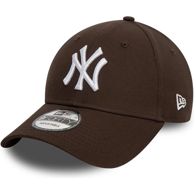 mork-brun-justerbar-kurvet-kasket-9forty-league-essential-fra-new-york-yankees-mlb-fra-new-era