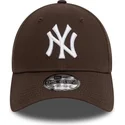 morkebrun-justerbar-9forty-league-essential-kasket-med-buet-skygge-fra-new-york-yankees-mlb-fra-new-era