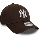 mork-brun-justerbar-kurvet-kasket-9forty-league-essential-fra-new-york-yankees-mlb-fra-new-era