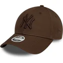 morkebrun-justerbar-buet-kasket-med-morkebrunt-logo-til-kvinder-9forty-league-essential-fra-new-york-yankees-mlb-fra-new-era