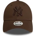 casquette-courbee-marron-fonce-ajustable-avec-logo-marron-fonce-pour-femme-9forty-league-essential-new-york-yankees-mlb-new-era