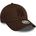 casquette-courbee-marron-fonce-ajustable-avec-logo-marron-fonce-pour-femme-9forty-league-essential-new-york-yankees-mlb-new-era