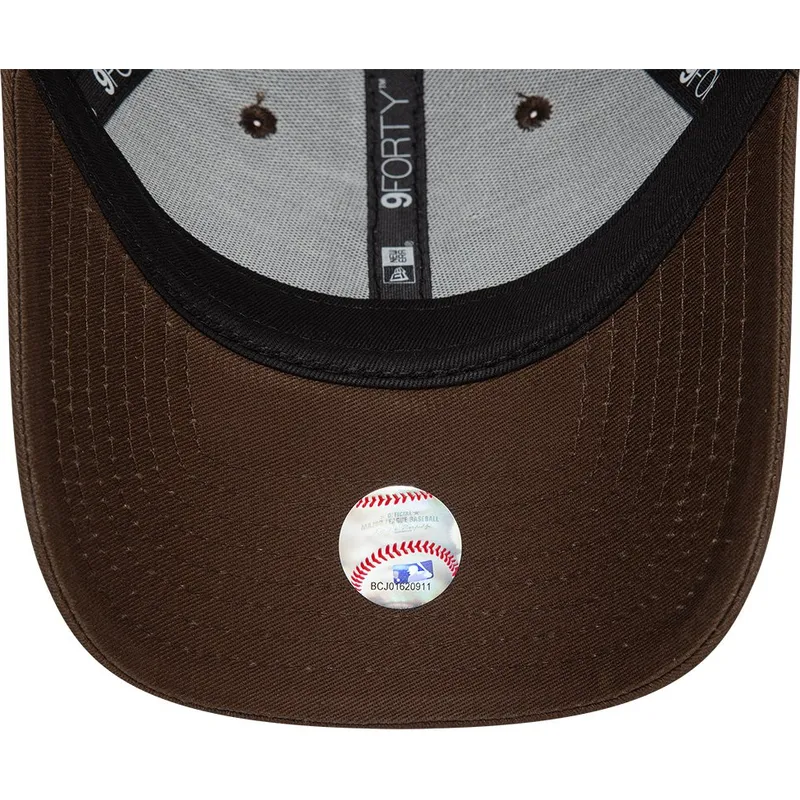 mork-brun-justerbar-buet-kasket-med-mork-brun-logo-til-kvinder-9forty-league-essential-fra-new-york-yankees-mlb-fra-new-era