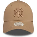 casquette-courbee-marron-claire-ajustable-avec-logo-marron-claire-femme-9forty-league-essential-new-york-yankees-mlb-new-era