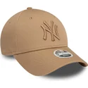 jasnobrazowa-regulowana-czapka-z-daszkiem-z-jasnobrazowym-logo-dla-kobiet-9forty-league-essential-new-york-yankees-mlb-new-era