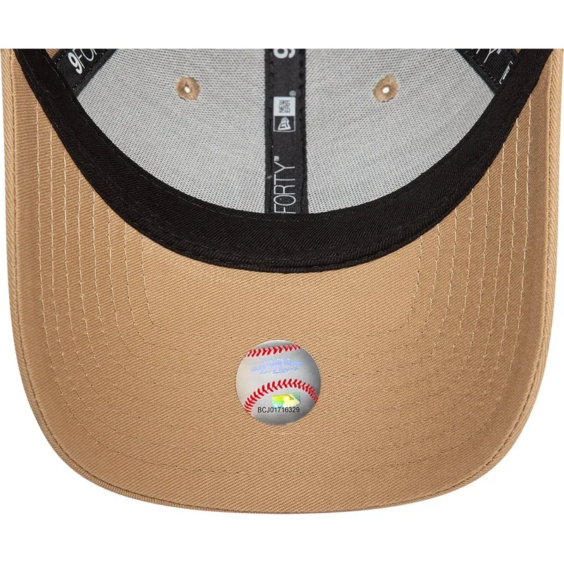 jasnobrazowa-regulowana-czapka-z-daszkiem-z-jasnobrazowym-logo-dla-kobiet-9forty-league-essential-new-york-yankees-mlb-new-era