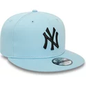 gorra-plana-azul-claro-snapback-con-logo-negro-9fifty-league-essential-de-new-york-yankees-mlb-de-new-era