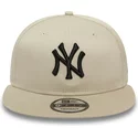 gorra-plana-beige-snapback-con-logo-negro-9fifty-league-essential-de-new-york-yankees-mlb-de-new-era