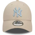 casquette-courbee-beige-ajustable-avec-logo-bleu-claire-9forty-league-essential-new-york-yankees-mlb-new-era