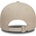 casquette-courbee-beige-ajustable-avec-logo-bleu-claire-9forty-league-essential-new-york-yankees-mlb-new-era