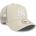 gorra-trucker-beige-con-logo-blanco-a-frame-league-essential-de-new-york-yankees-mlb-de-new-era