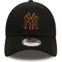 gorra-curva-negra-ajustable-con-logo-naranja-9forty-team-outline-de-new-york-yankees-mlb-de-new-era
