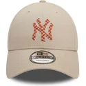 petten-gebogen-beige-verstelbare-band-9forty-seasonal-infill-van-new-york-yankees-mlb-van-new-era