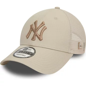 New Era 9FORTY Home Field New York Yankees MLB Beige Trucker Hat with Beige Logo
