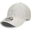 gorra-curva-blanca-ajustable-con-logo-blanco-9forty-linen-de-new-york-yankees-mlb-de-new-era