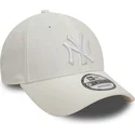 gorra-curva-blanca-ajustable-con-logo-blanco-9forty-linen-de-new-york-yankees-mlb-de-new-era