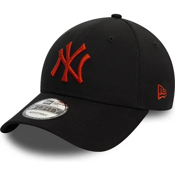 Cappellino curvo nero regolabile con logo rosso 9FORTY League Essential dei New York Yankees MLB di New Era