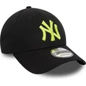 sort-justerbar-kasket-med-buet-skygge-og-gront-logo-9forty-league-essential-af-new-york-yankees-mlb-fra-new-era