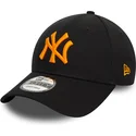 sort-justerbar-kasket-med-buet-skygge-og-orange-logo-9forty-league-essential-fra-new-york-yankees-mlb-af-new-era